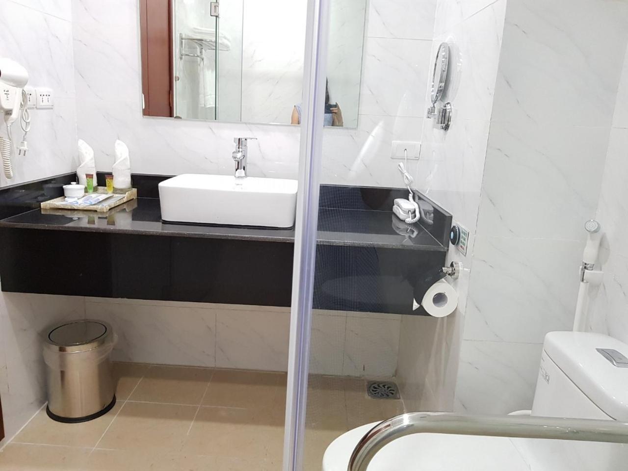 Relax Ha Long Hotel Bagian luar foto