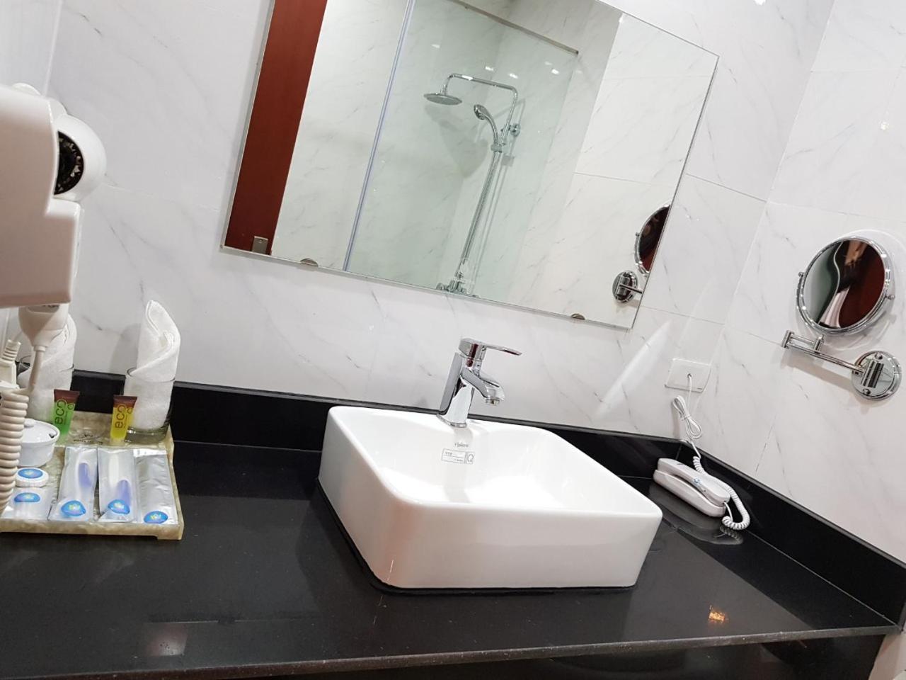 Relax Ha Long Hotel Bagian luar foto